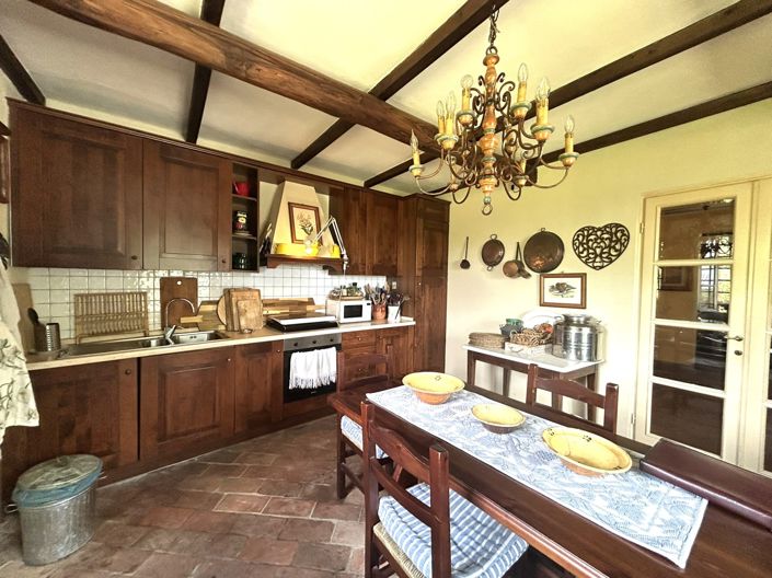 Image No.10-4 Bed Property for sale