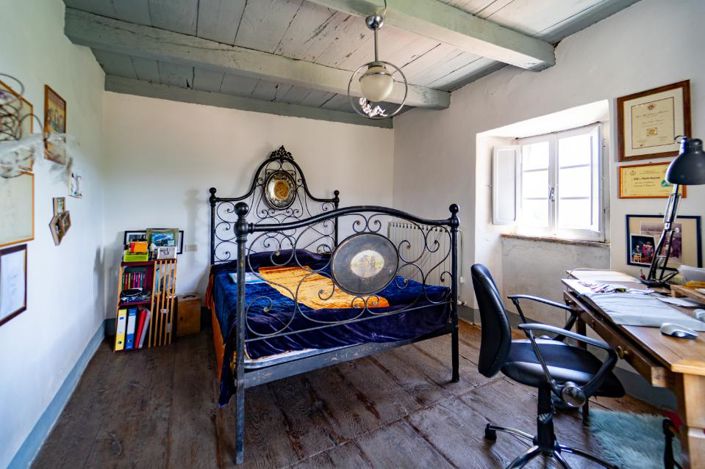 Image No.18-6 Bed Property for sale