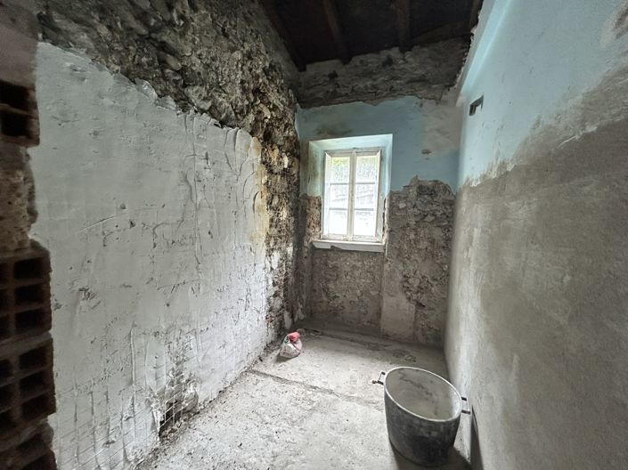 Image No.12-2 Bed Property for sale