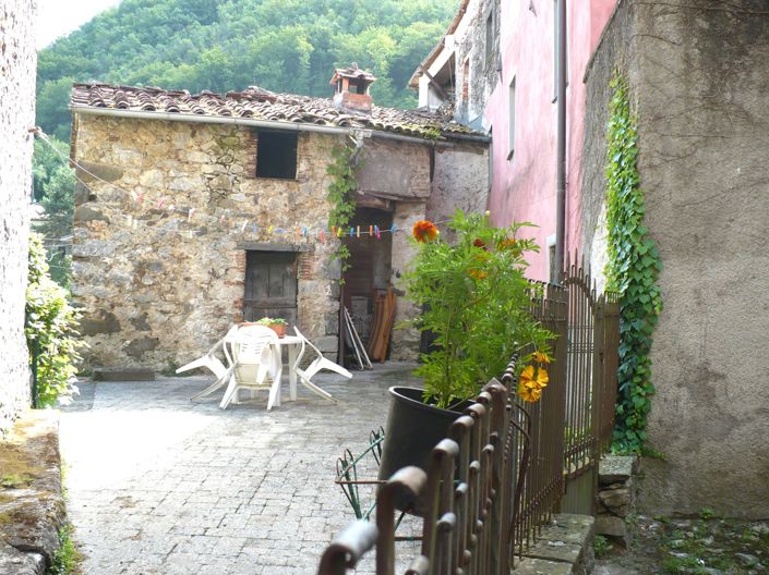 Image No.12-2 Bed Property for sale