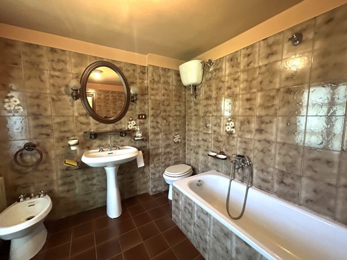 Image No.22-5 Bed Property for sale