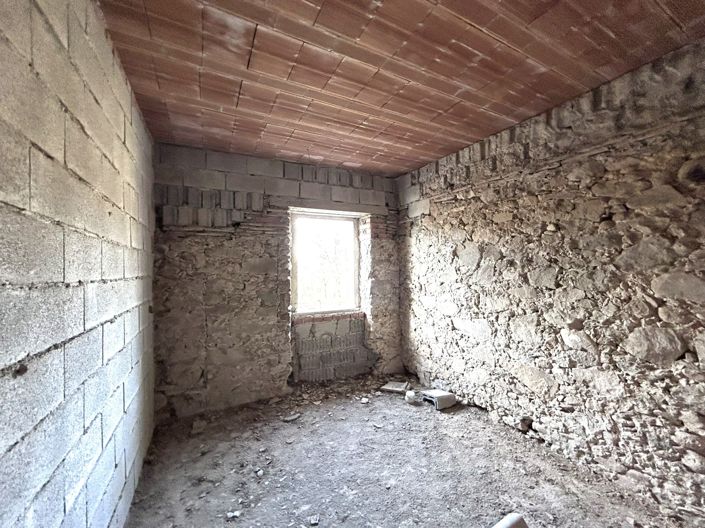 Image No.12-4 Bed Property for sale