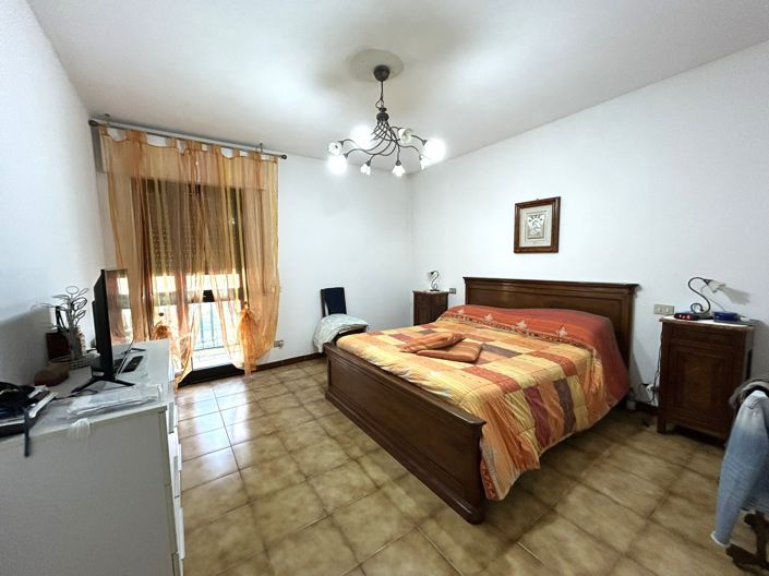 Image No.12-3 Bed Property for sale