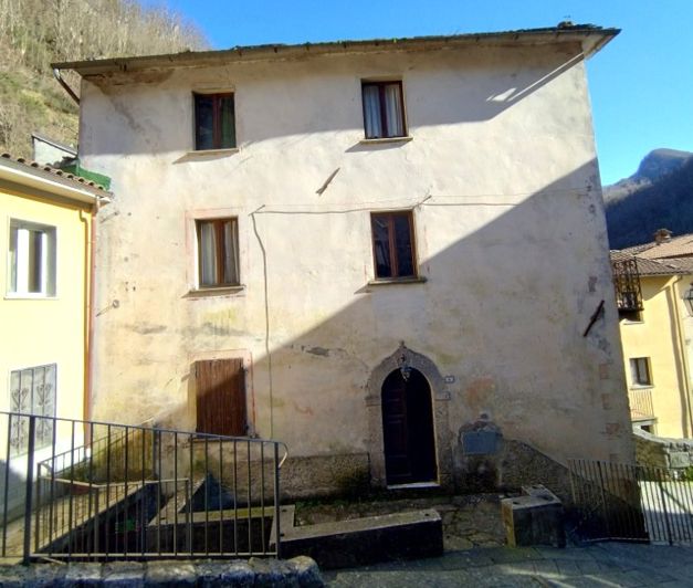 Image No.2-4 Bed Property for sale