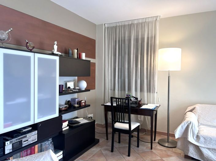Image No.10-2 Bed Property for sale