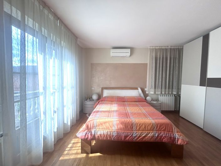Image No.20-2 Bed Property for sale