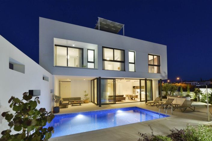 Image No.1-4 Bed House for sale