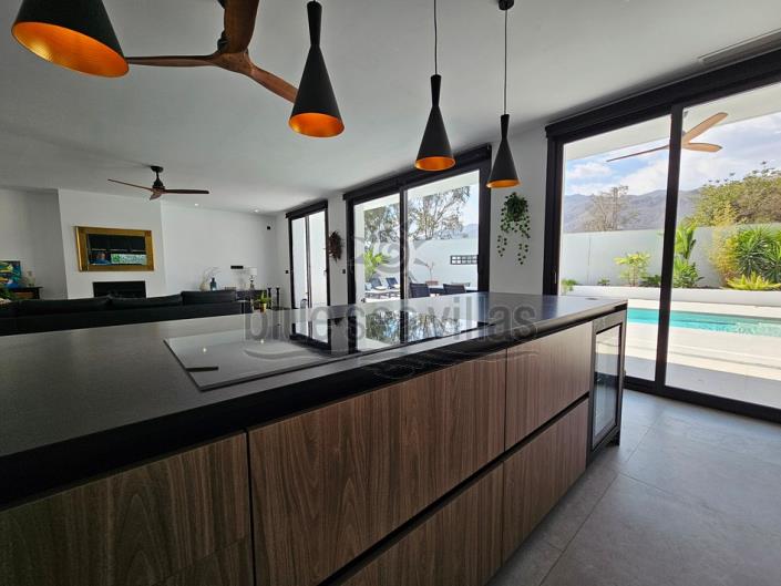 Image No.24-4 Bed Villa / Detached for sale