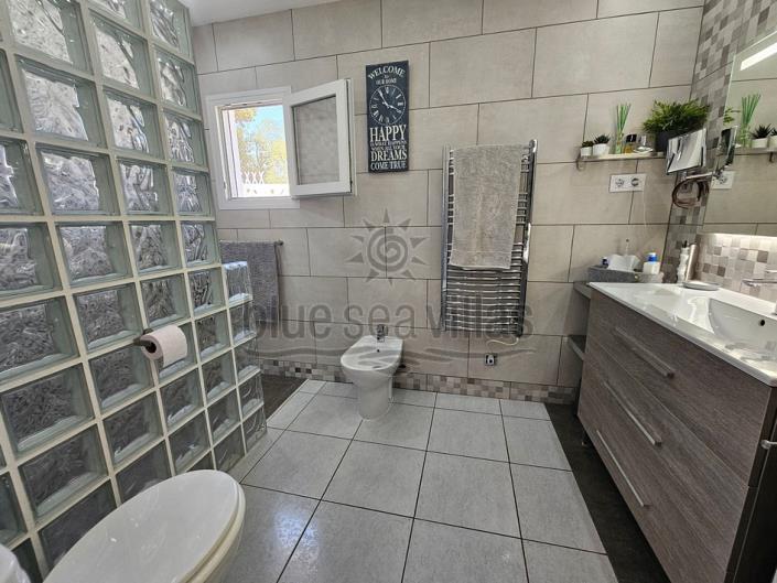 Image No.34-3 Bed Villa / Detached for sale