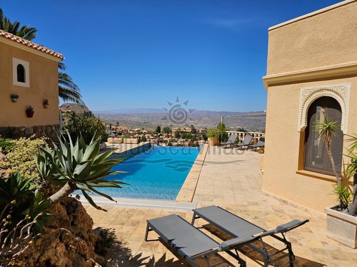 Image No.8-4 Bed Villa / Detached for sale