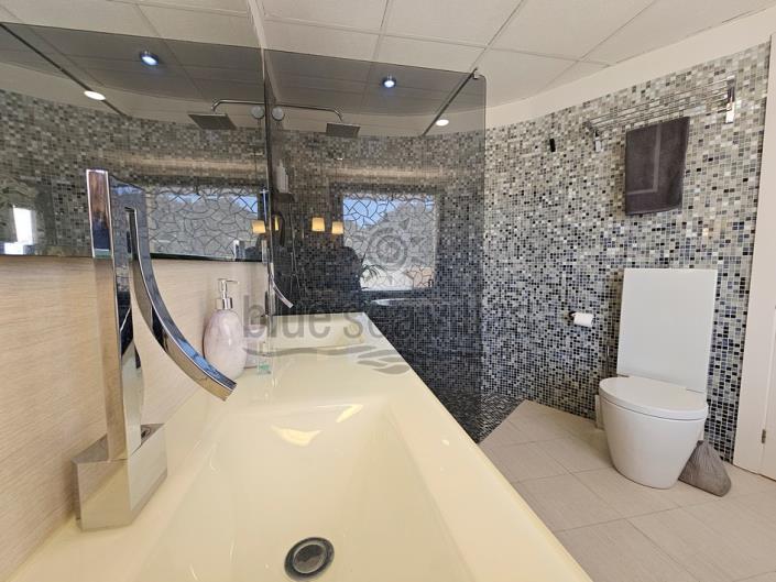 Image No.39-4 Bed Villa / Detached for sale