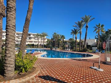 communal-pool-gardens-1495--15-_opt