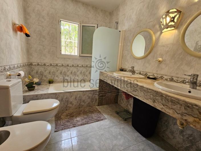 Image No.58-4 Bed Villa / Detached for sale