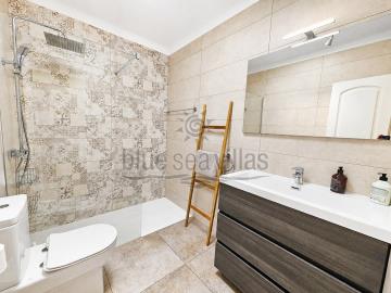 bathroom-upstairs-1553_opt