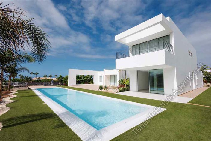 Image No.2-5 Bed Villa for sale