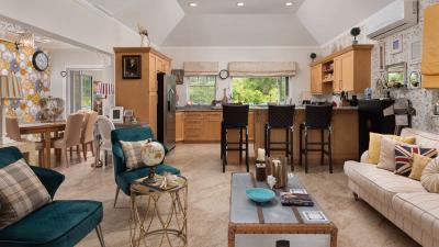 mariposa-living-kitchen-panoramic