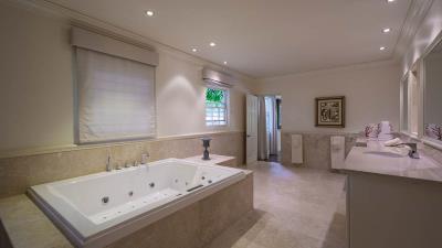 sle-fairways-bathroom-jacuzzi-angle