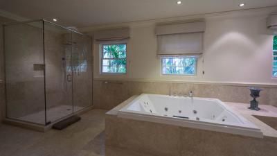 sle-fairways-bathroom-jacuzzi-shower