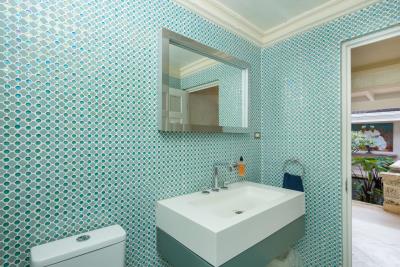 sle-high-cane-powder-room