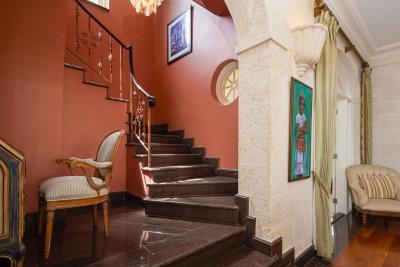 sle-high-cane-staircase