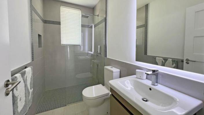 Image No.12-4 Bed Townhouse for sale