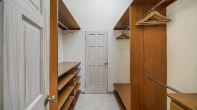 sle-sandalwood-walk-in-wardrobe