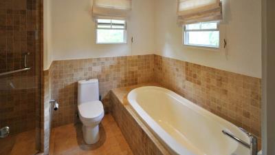 sle-relando-bathroom-bathtub