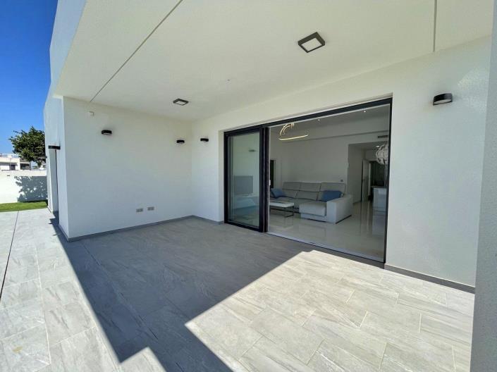 Image No.12-3 Bed Villa / Detached for sale