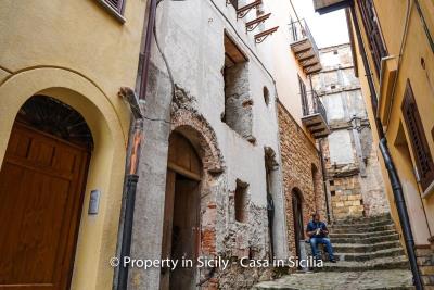 Palazzo-san-giuliano-renovation-project-1-euro