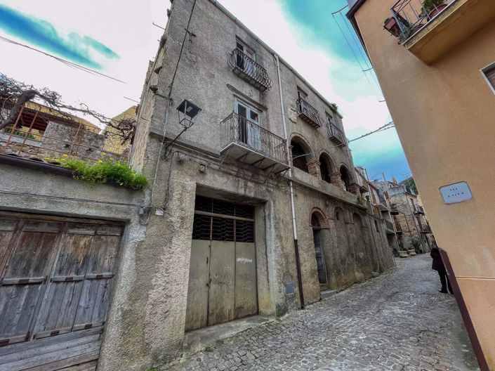 Image No.2-Maison de 7 chambres à vendre à Isnello