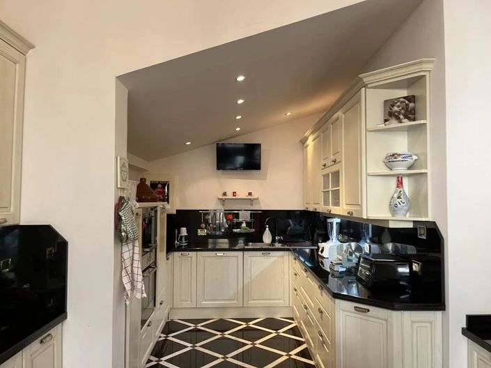 Image No.19-10 Bed Villa for sale