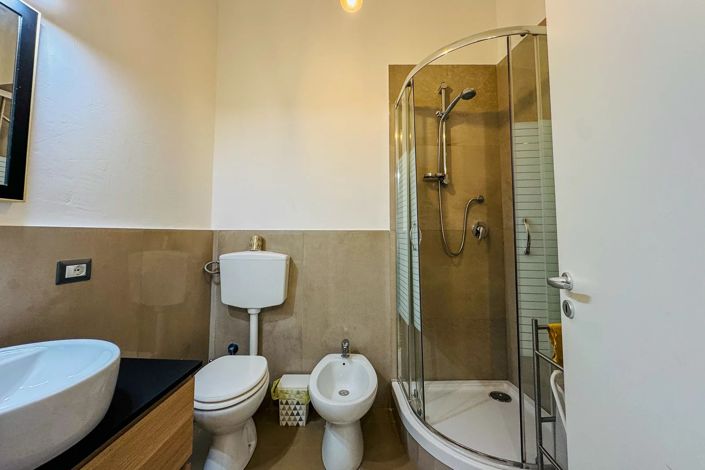 Image No.21-5 Bed Property for sale