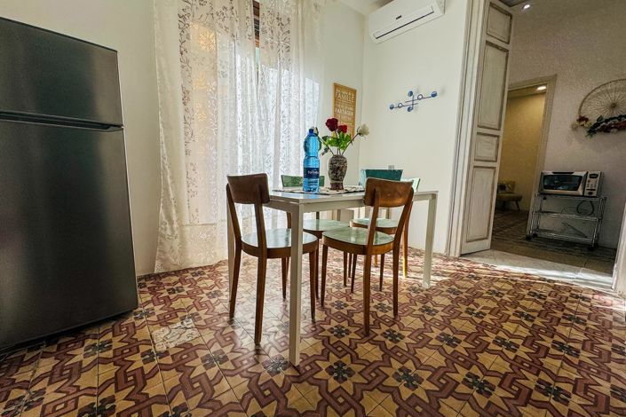 Image No.8-5 Bed Property for sale