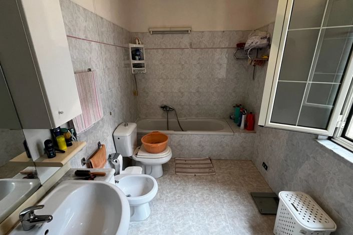 Image No.12-2 Bed House for sale