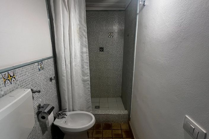 Image No.8-1 Bed House for sale