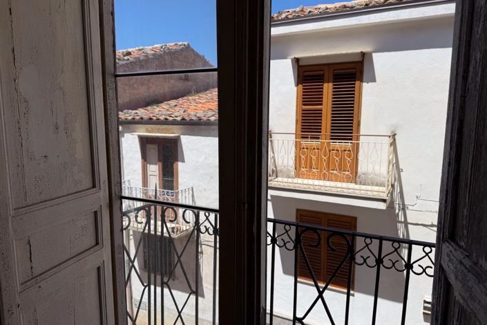 Image No.10-1 Bed House for sale