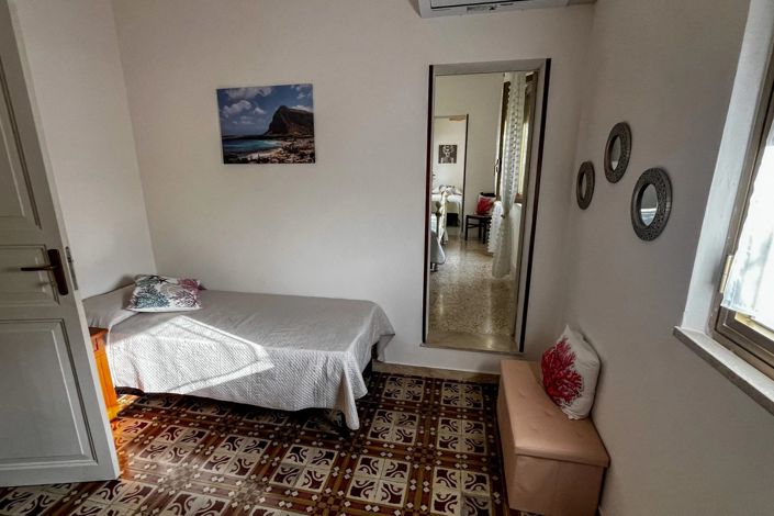 Image No.8-4 Bed House for sale