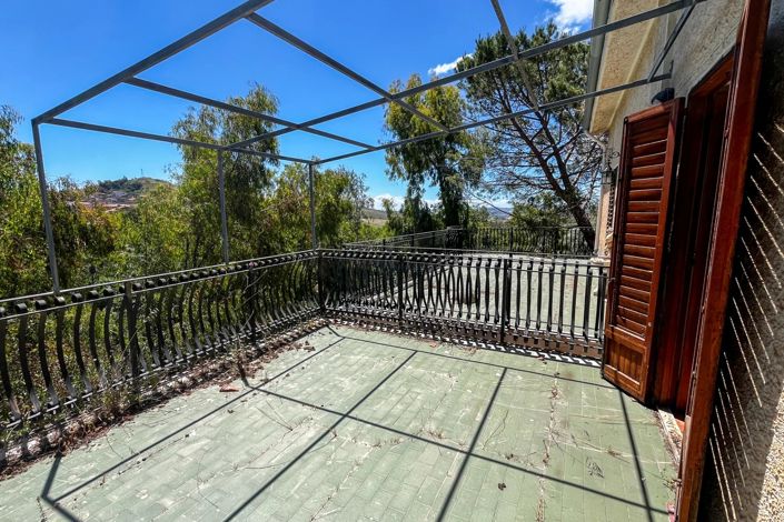 Image No.1-4 Bed House for sale