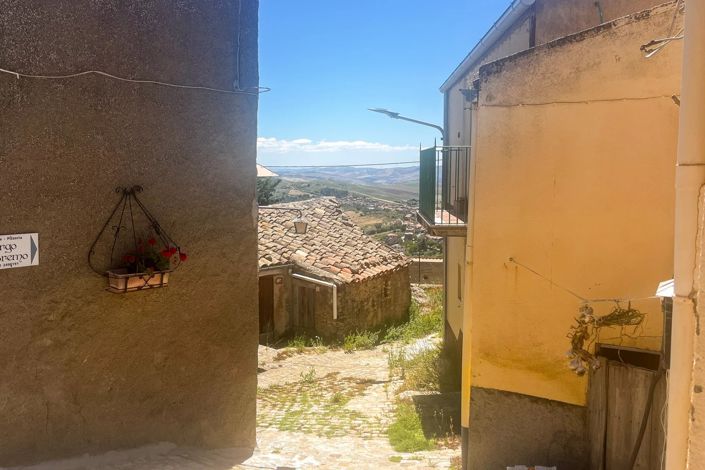 Image No.21-4 Bed House for sale