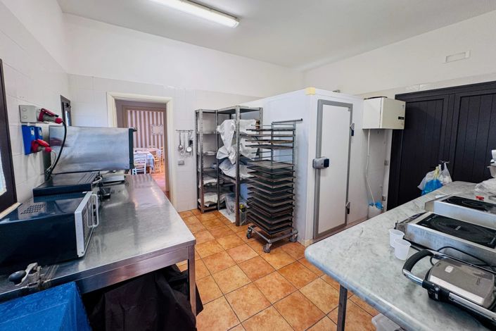 Image No.18-6 Bed House for sale