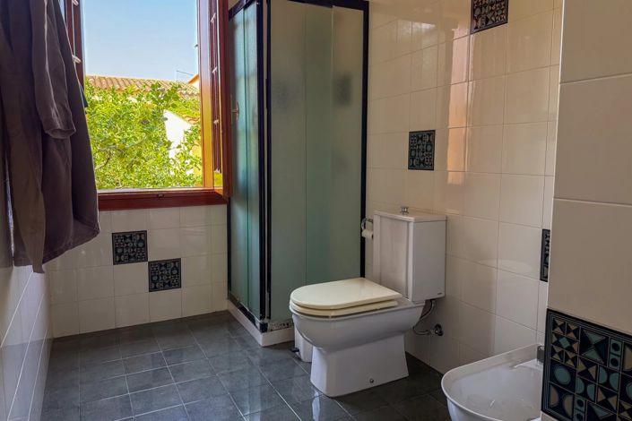 Image No.12-4 Bed House for sale