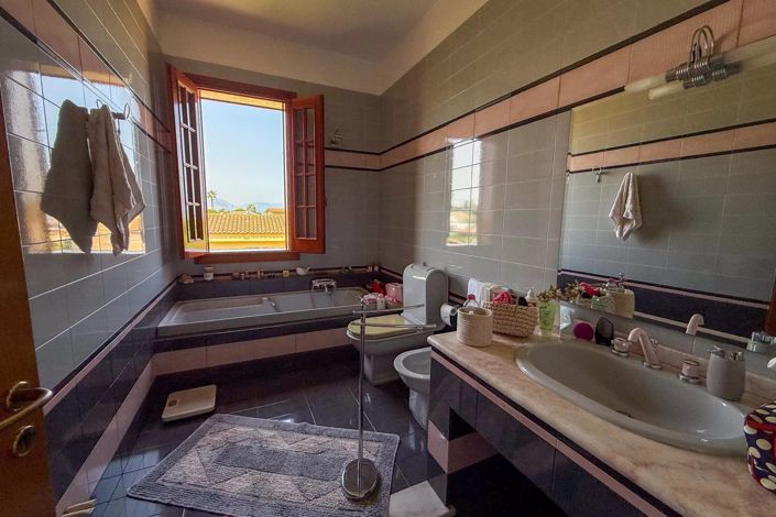 Image No.15-4 Bed House for sale