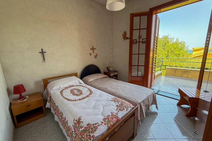 Image No.20-4 Bed House for sale