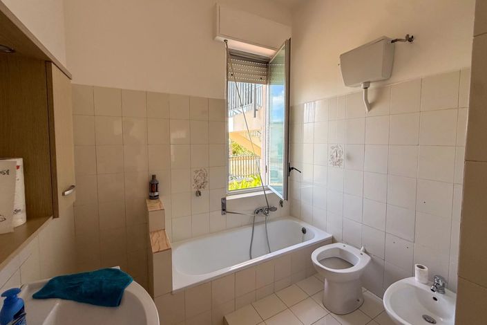 Image No.11-3 Bed House for sale