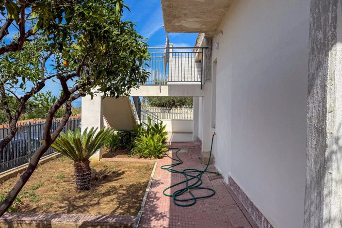 Image No.18-3 Bed House for sale