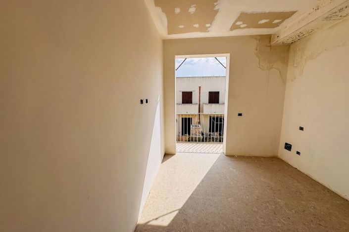 Image No.24-4 Bed House for sale