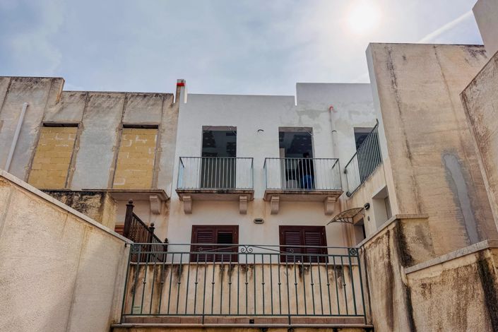 Image No.3-4 Bed House for sale