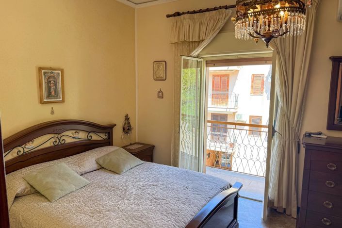 Image No.10-3 Bed House for sale