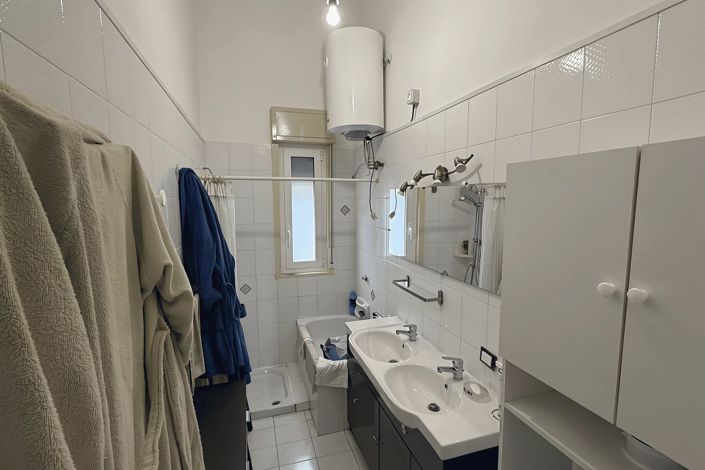 Image No.12-4 Bed House for sale