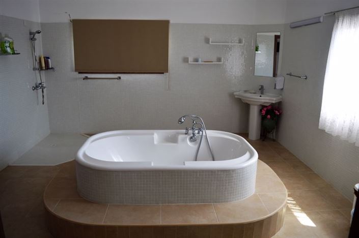 Image No.9-18 Bed Commercial for sale